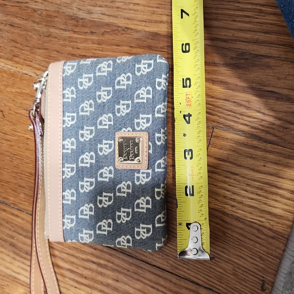 Dooney & Burke Grey and cream wristlet. Measurements in pictures - Picture 5 of 6